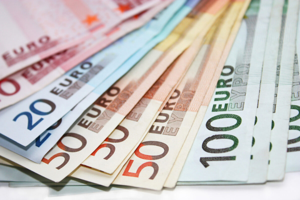 Moneda euro în scădere: a cincea săptămână consecutivă de depreciere față de dolar