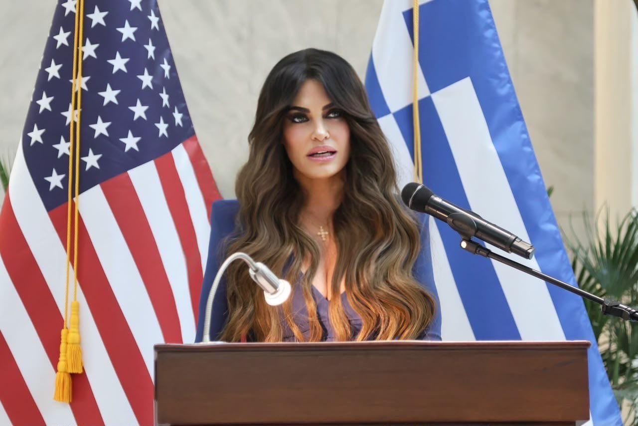 Ambasadorul SUA în Grecia, Kimberly Guilfoyle, este acuzat că a cerut bani pentru a achita datorii personale