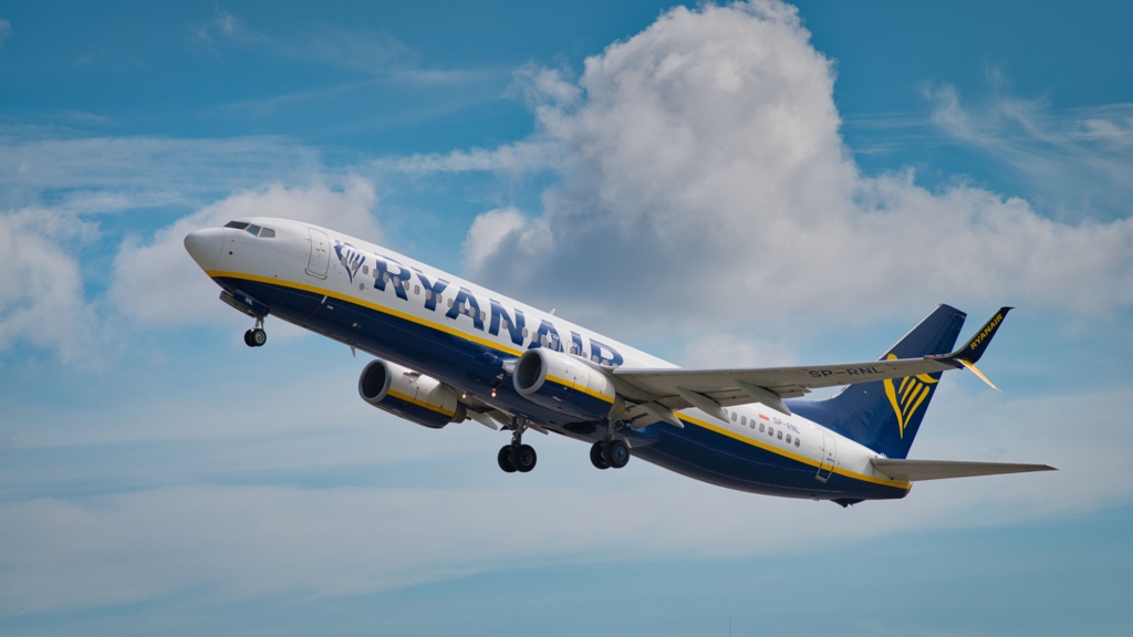 Pasageră Ryanair arestată după ce a refuzat să oprească utilizarea țigării electronice în timpul zborului