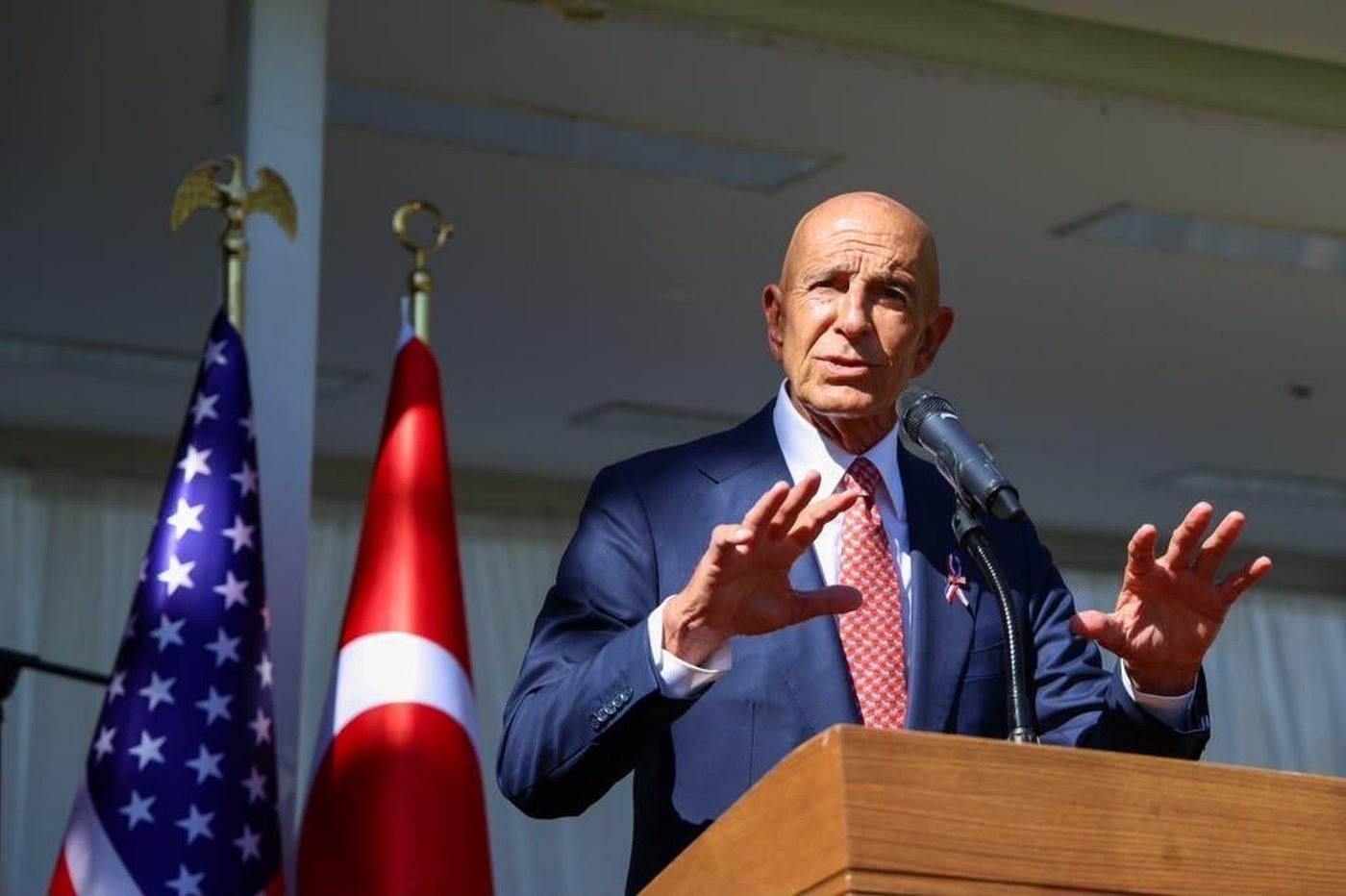 Emisarul american Thomas Barrack, vizat de suspiciuni de etică legate de un proiect petrolier de 15 miliarde de dolari