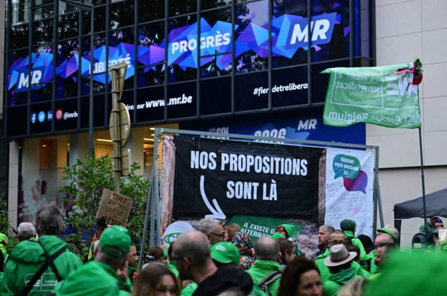 Proteste masive la Bruxelles: sindicatele și elevii contestă tăierile bugetare ale guvernului
