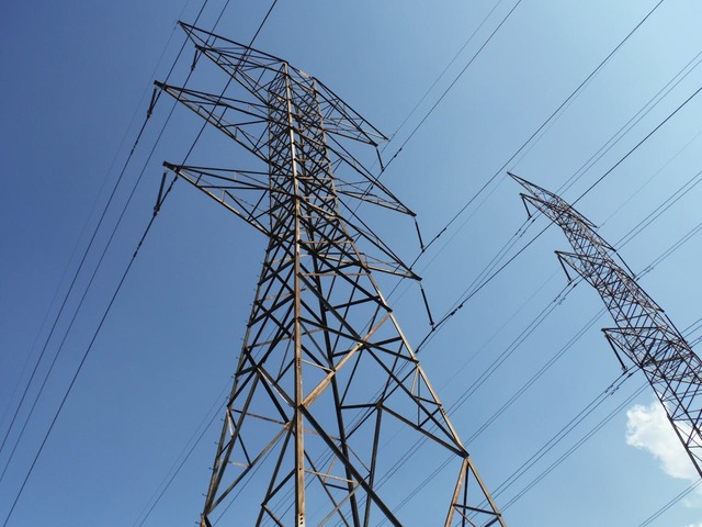 Comisia Europeană analizează introducerea unei taxe pe profiturile excepționale ale companiilor energetice