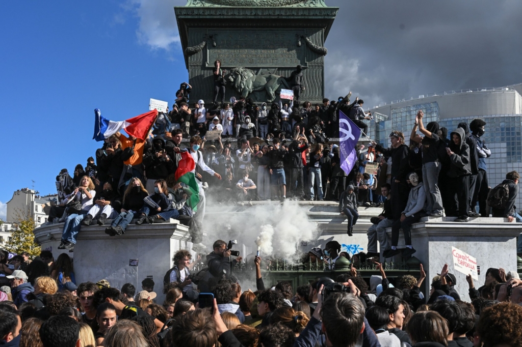 Proteste masive în Franța: Elevii blochează școlile, guvernul promite 3.000 de profesori suplimentari