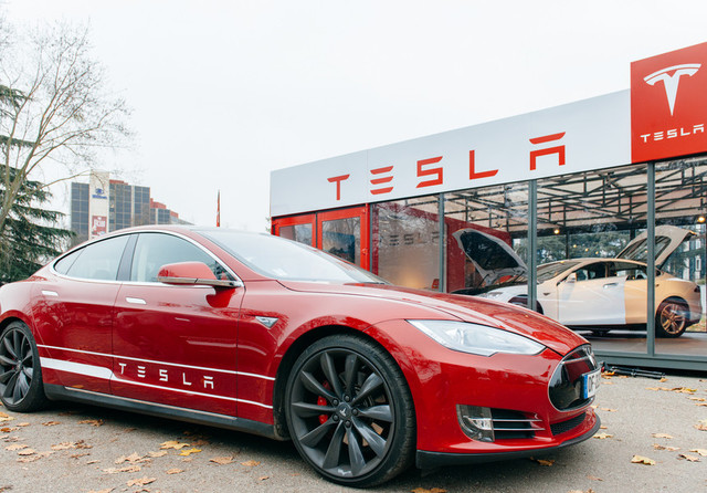 Tesla schimbă denumirea sistemului de conducere în Europa pentru a obține aprobările necesare