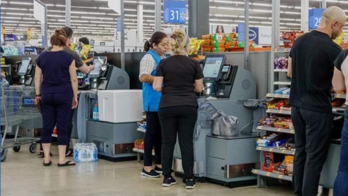 Retailerii renunță la casele de marcat self-checkout din cauza pierderilor și a erorilor tehnice