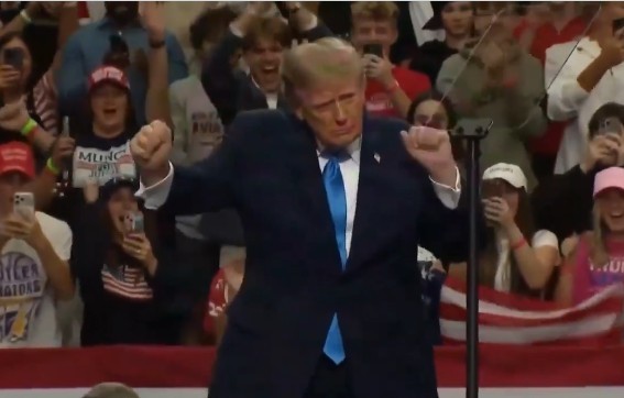 Contradicție pentru Donald Trump: Eticheta sacoului purtat la miting contrazice discursul „America First”