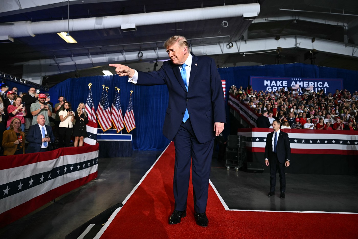 Contradicția de la mitingul lui Donald Trump: costumul ieftin fabricat în Asia