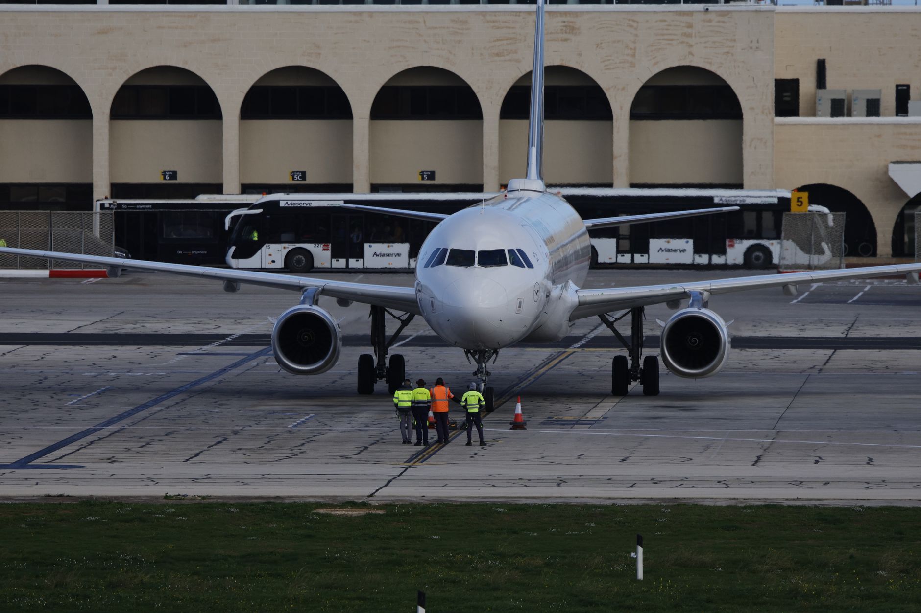 Explozie la aeroportul King Khalid din Riad: mai multe persoane rănite și trafic aerian perturbat