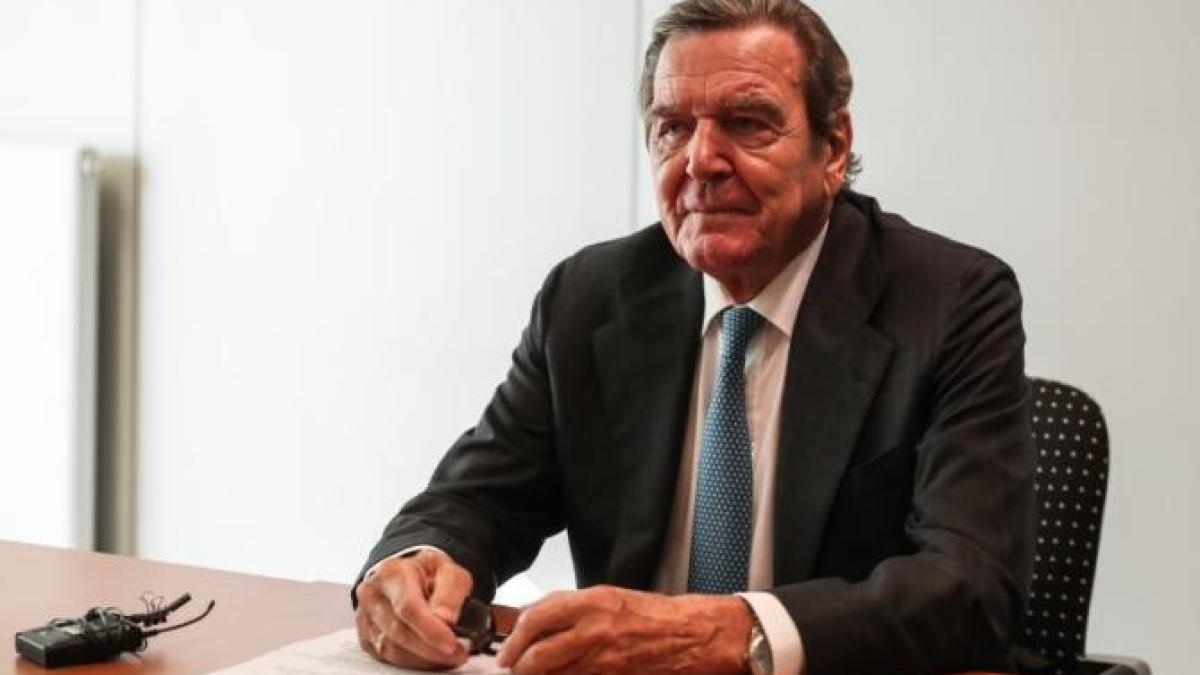 Tensiuni în SPD: Filiale germane cer excluderea fostului cancelar Gerhard Schroder din partid