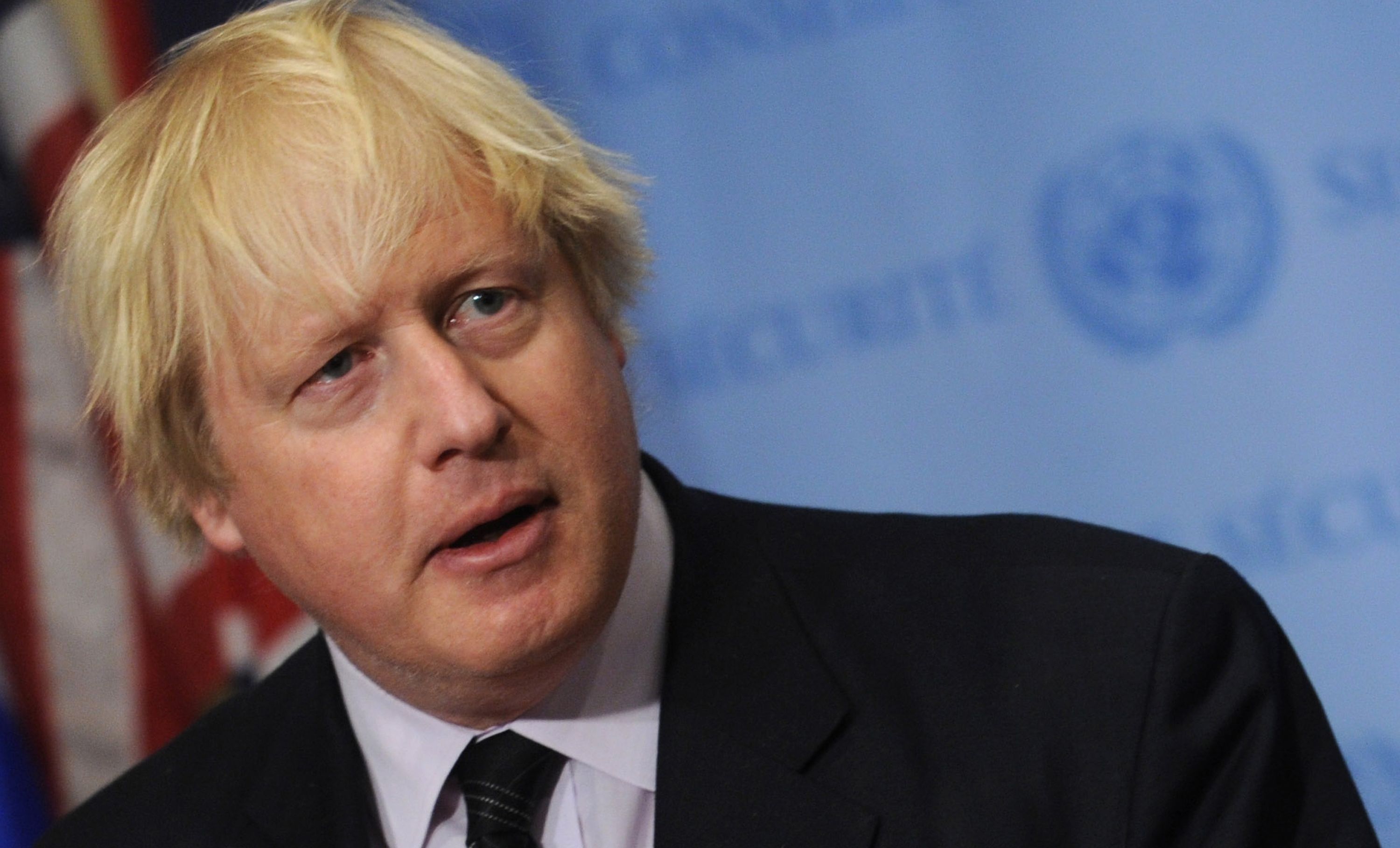 Boris Johnson îl acuză pe Trump că îi obligă pe americani să finanțeze războiul lui Putin