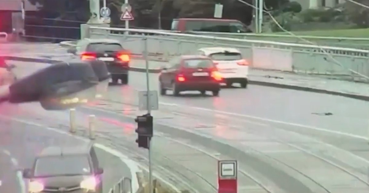 Accident spectaculos în Praga: o mașină de poliție a căzut de pe podul Hlávka în râul Vltava