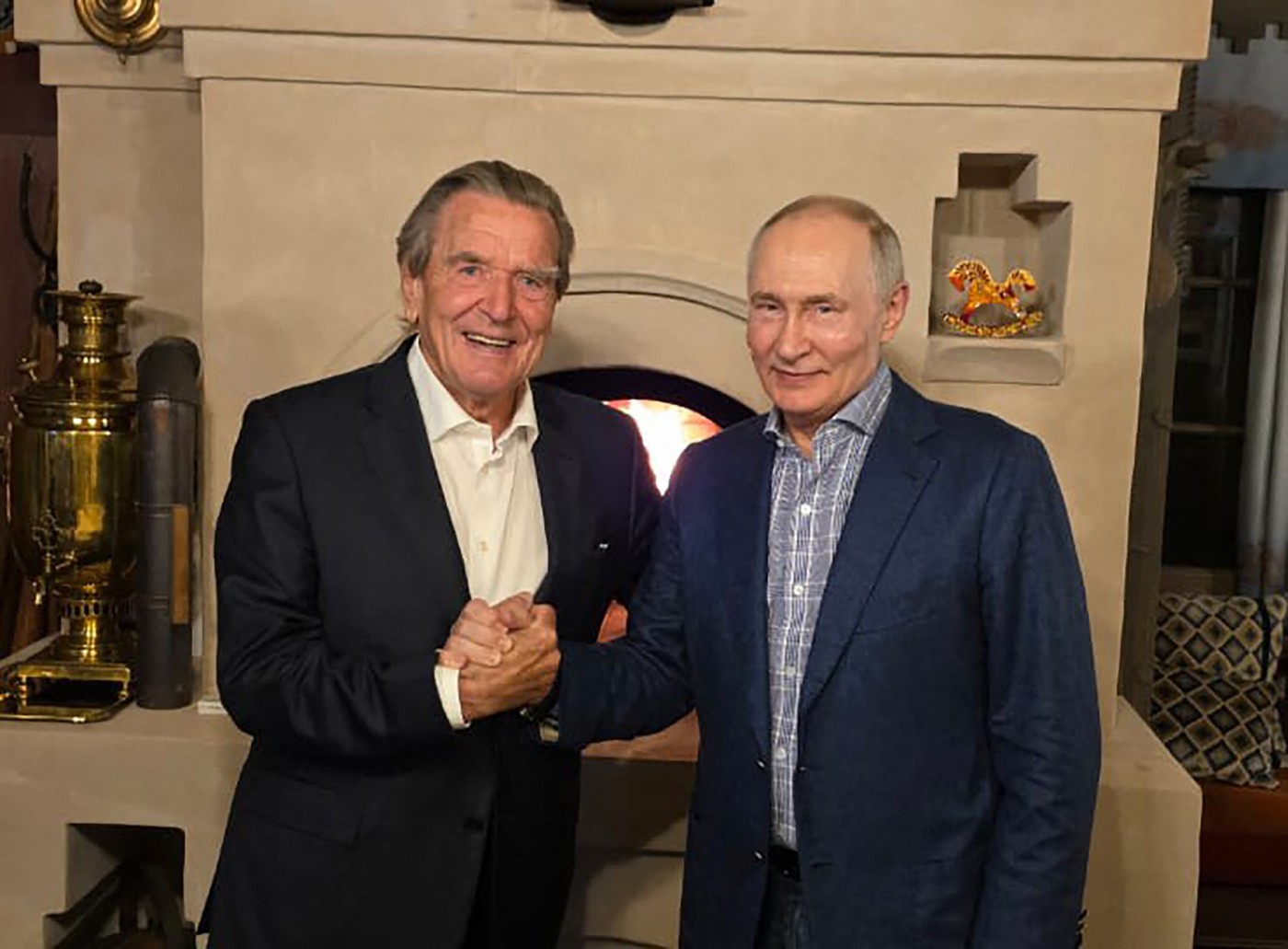 Politicieni din SPD cer excluderea lui Gerhard Schroeder din partid după întâlnirea cu Vladimir Putin