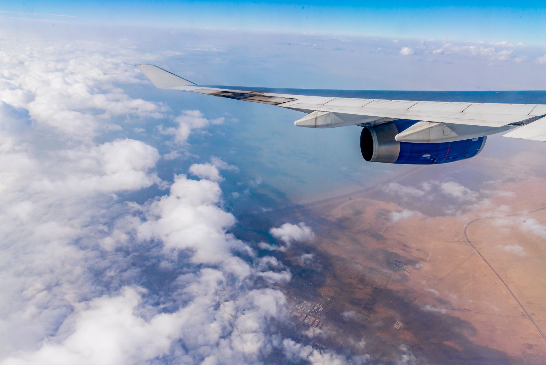 Rebelii houthi avertizează companiile aeriene să evite spațiul aerian al Arabiei Saudite după atacul de la Riad
