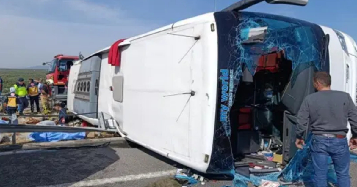Tragedie în Turcia: 11 morți și 27 de răniți după ce un autocar s-a ciocnit cu un camion și s-a răsturnat