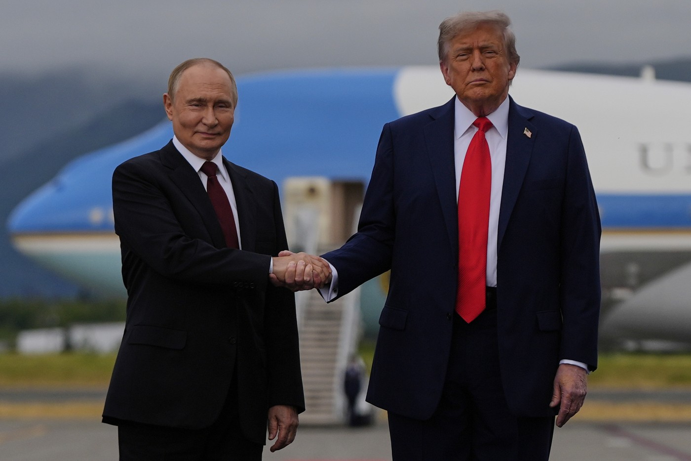 Critici dure la adresa lui Trump după acordul de achiziționare a motorinei rusești și apelul către Ucraina