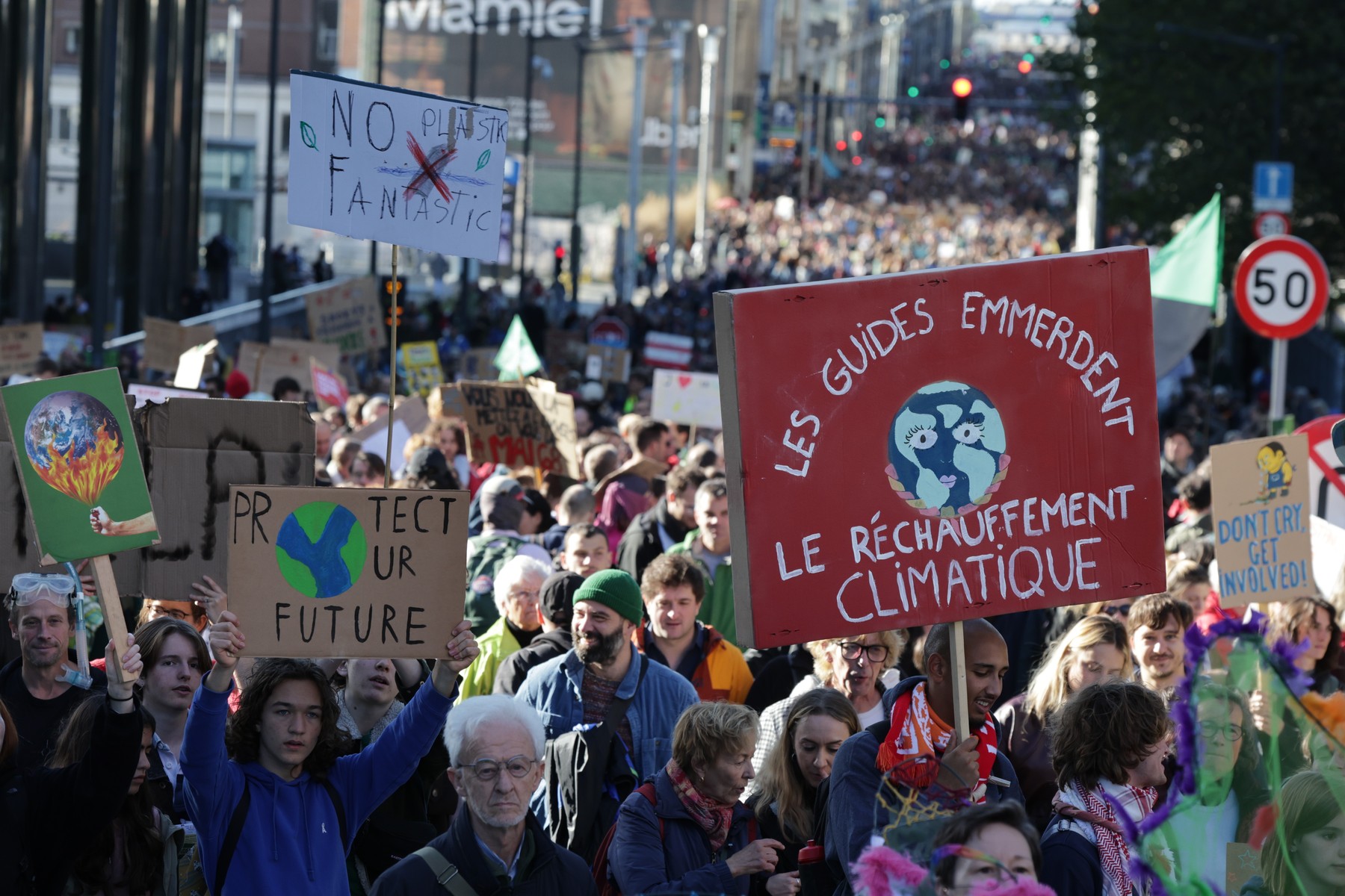 Zeci de mii de oameni au manifestat la Bruxelles pentru măsuri climatice mai ferme
