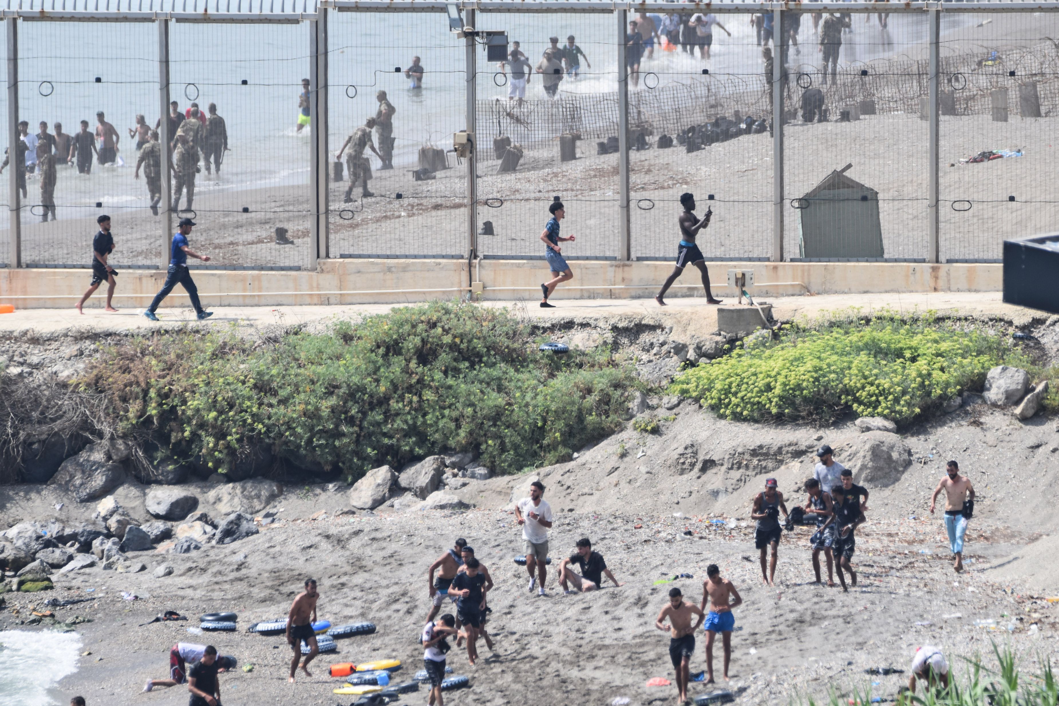 Evacuarea migranților de pe plaja Guano din Ceuta înainte de vizita regală în Spania
