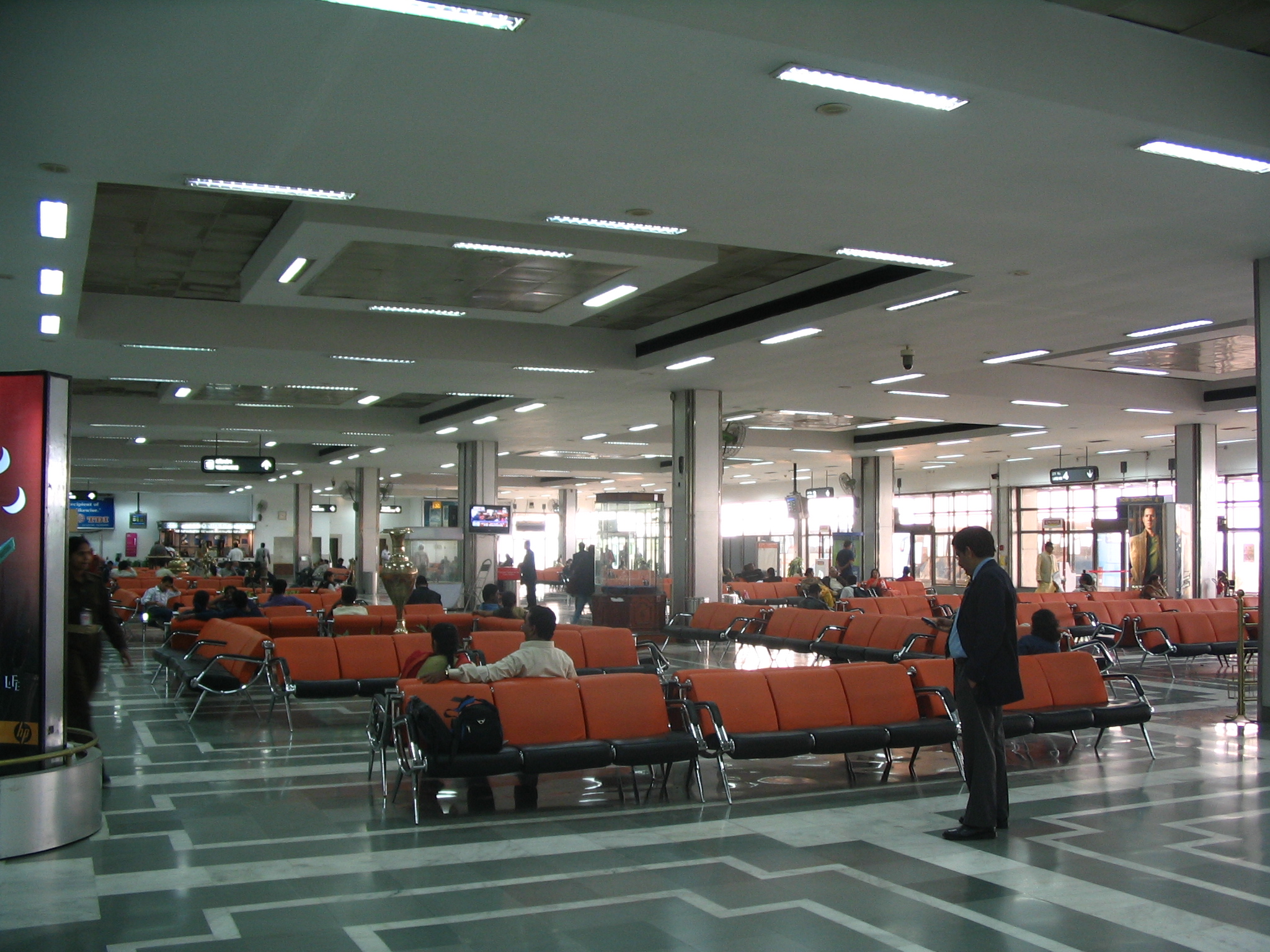 Atac sângeros asupra Aeroportului Regele Khalid din Riad: cel puțin 12 morți și peste 300 de răniți