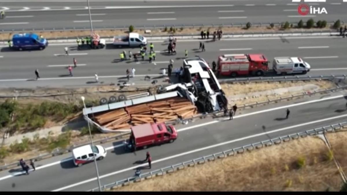 Tragedie în Turcia: 11 morți după o coliziune între un autocar și o platformă de tractare