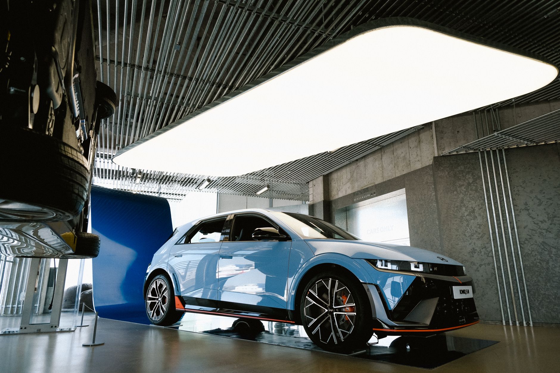 Prezență record a constructorilor chinezi la Salonul Auto de la Paris în contextul concurenței cu europenii
