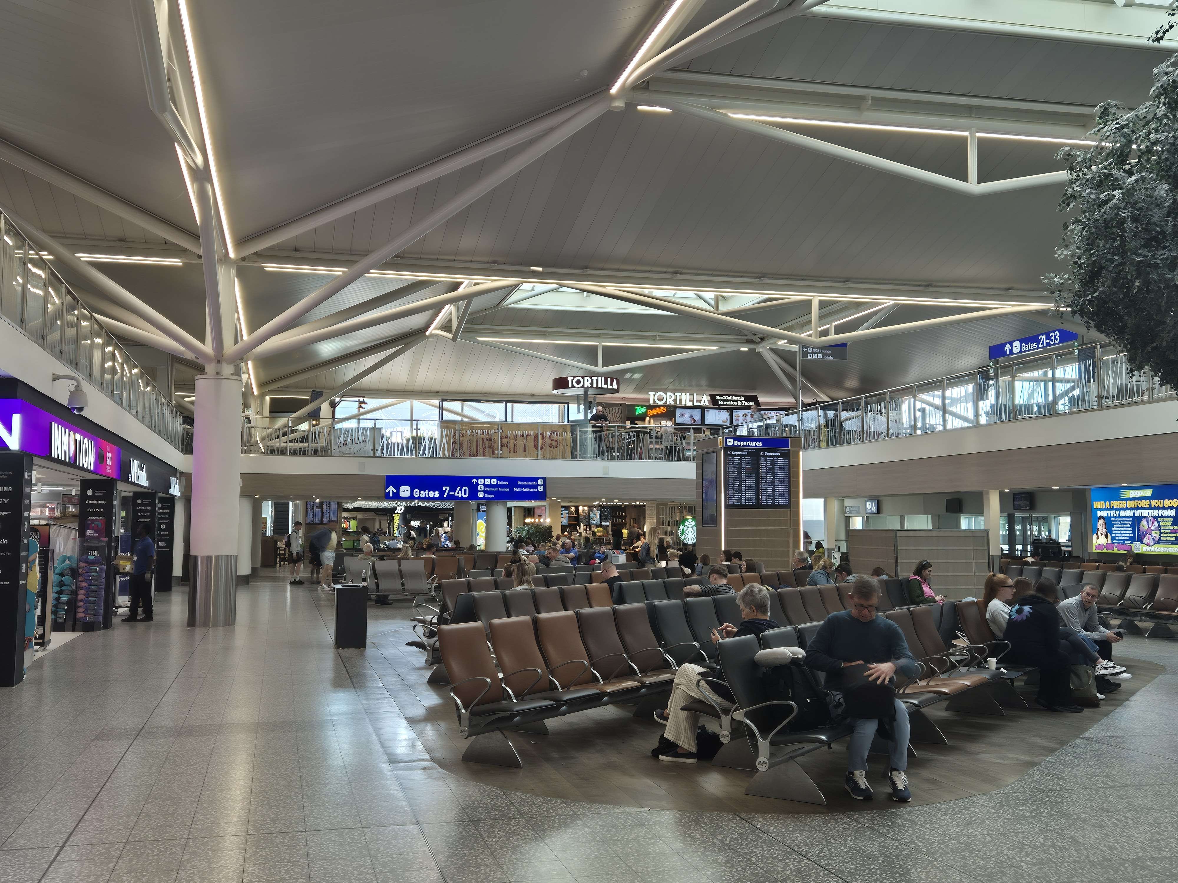 Ministrul german al Economiei, Katherina Reiche, este blocată la Riad după atacul sângeros de la aeroport