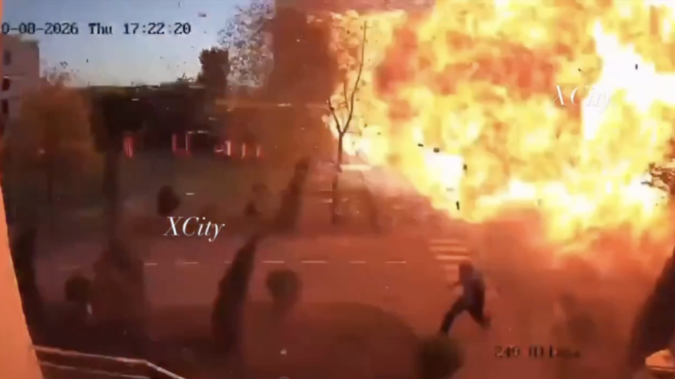 Momentul în care un bărbat scapă de un atac cu dronă rusească în apropierea Kievului