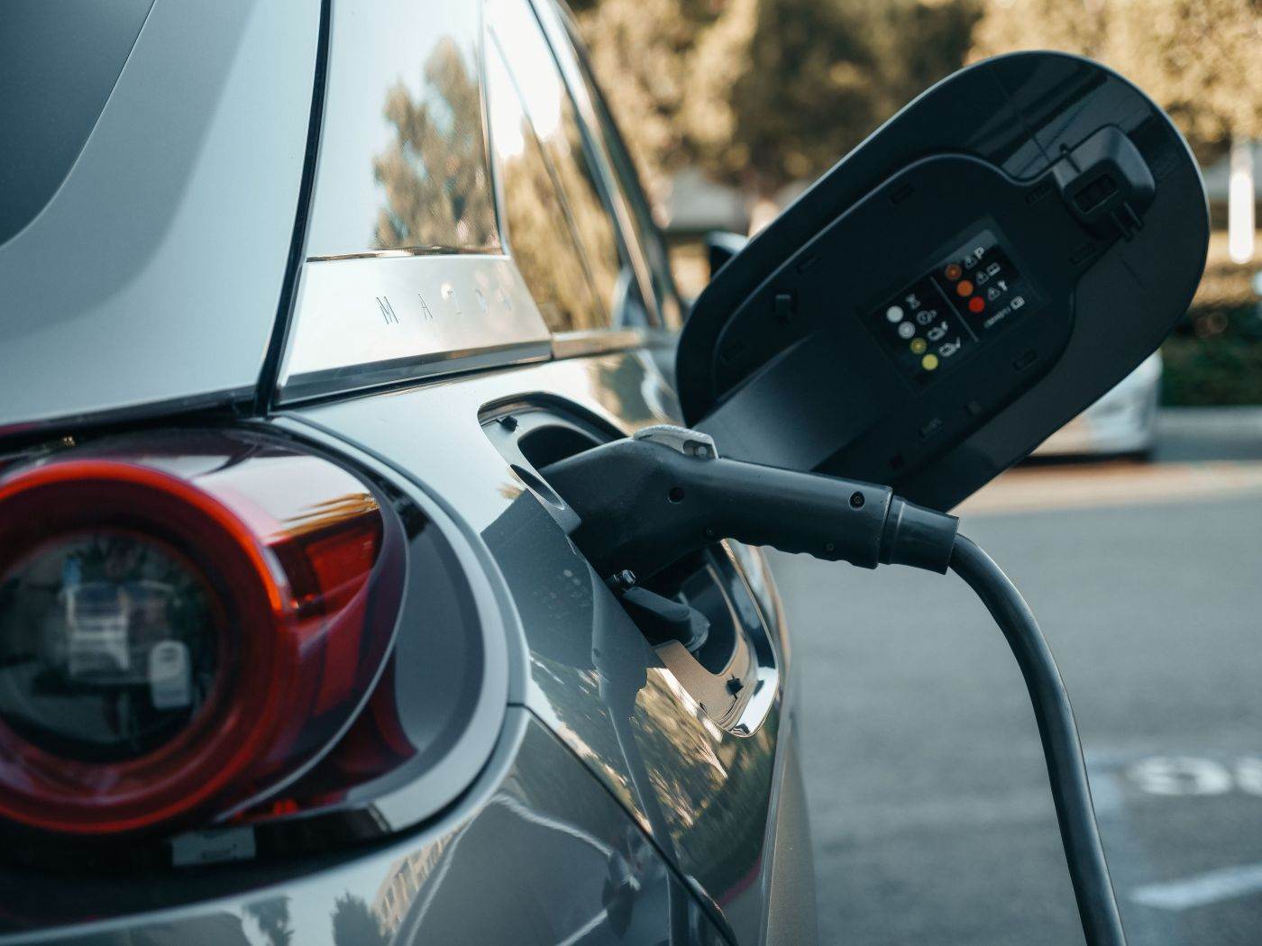 Vehiculele electrice și hibride domină piața auto din China: record de vânzări în septembrie