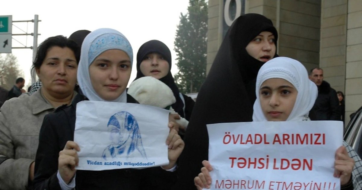 Proteste violente la Baku împotriva restricțiilor privind uniforma școlară: 37 de persoane au fost arestate