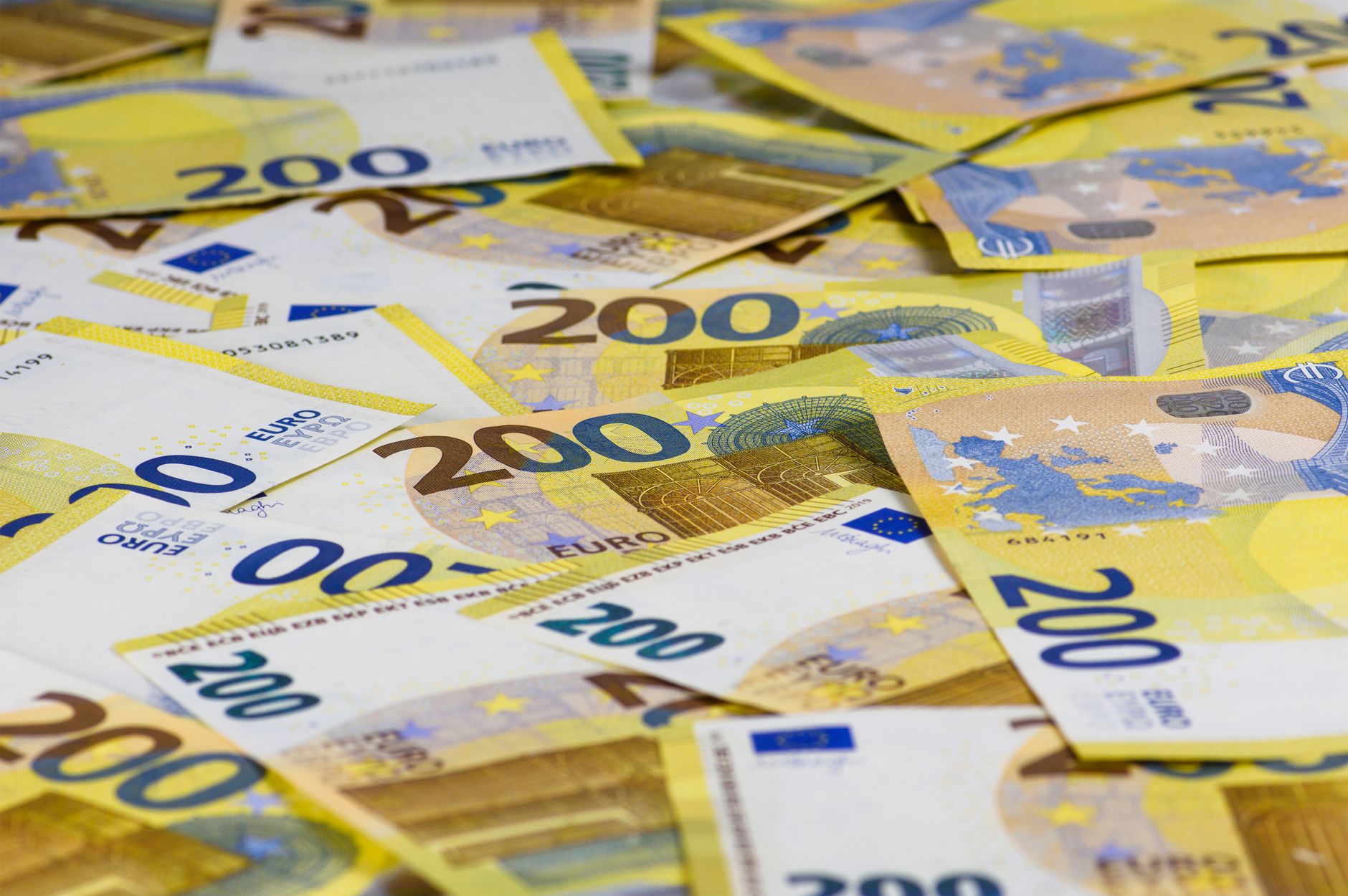 Euro a atins cel mai scăzut nivel din ultimii 17 luni față de dolar pe fondul riscurilor fiscale din Franța