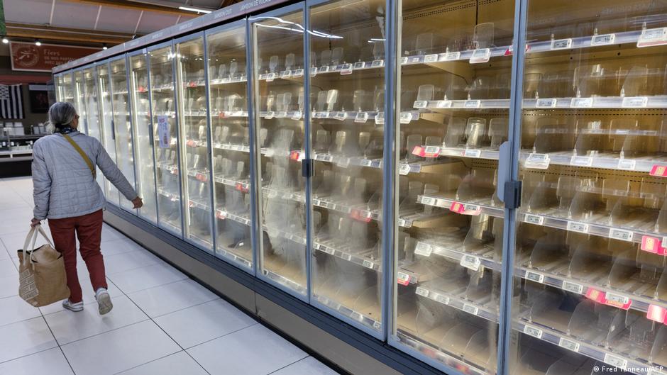 Atac cibernetic masiv asupra supermarketurilor din Franța: tone de alimente au fost aruncate