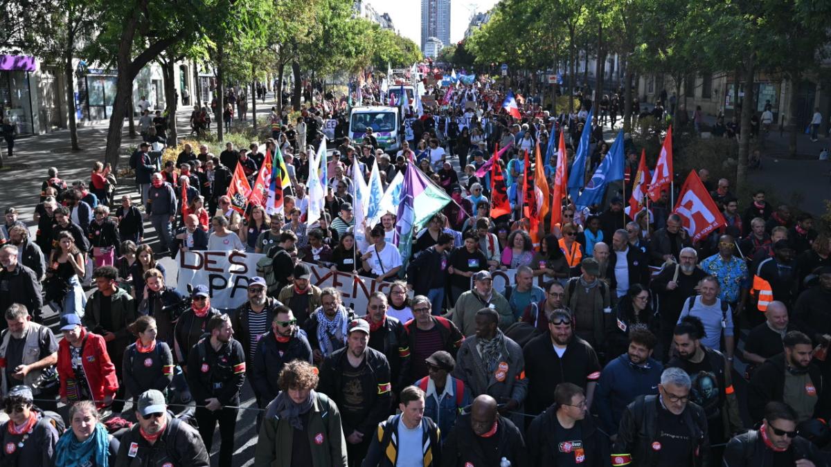 Tensiuni violente în Franța: Elevii protestează împotriva condițiilor din școli, poliția folosește gaze lacrimogene