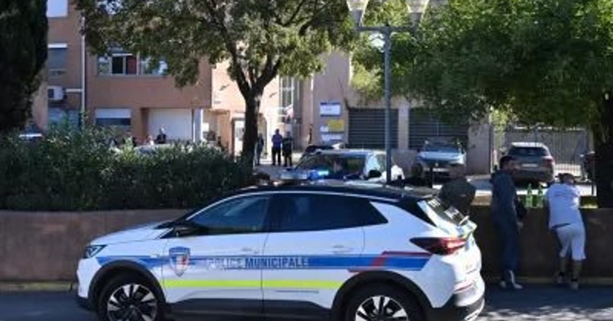 Franța: Elev de 14 ani care a împușcat doi profesori este anchetat pentru terorism
