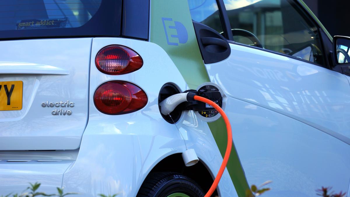 Piața mașinilor electrice și hibride din UE înregistrează creșteri semnificative în 2025