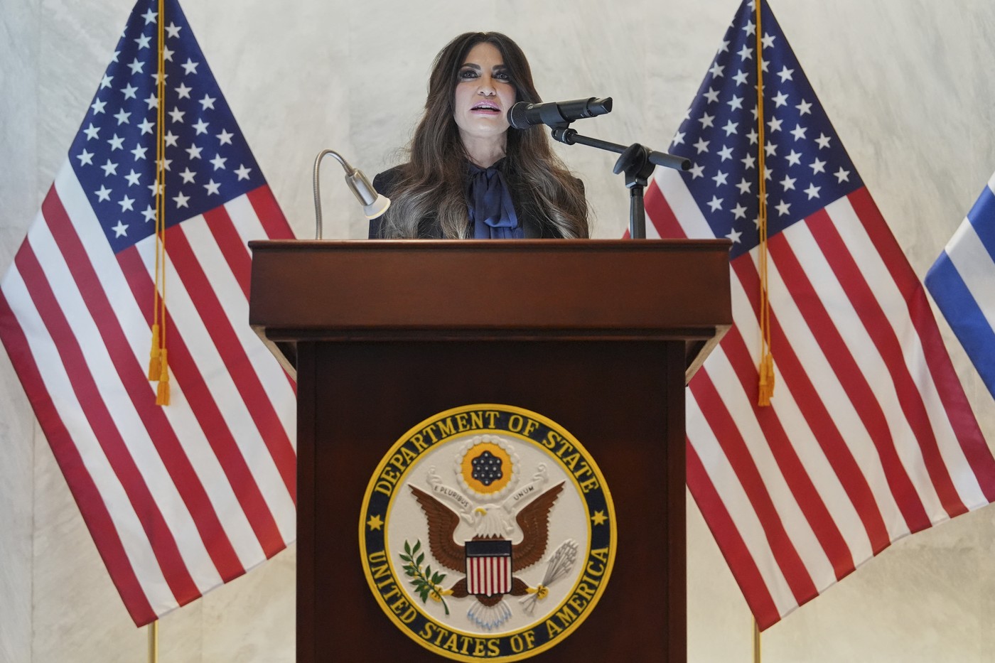 Casa Albă i-a cerut demisia ambasadoarei Kimberly Guilfoyle după acuzații privind implicarea în politica din România