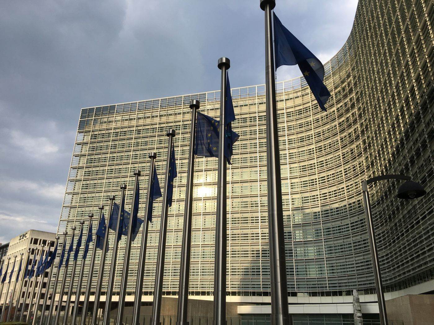 Statele UE susțin extinderea certificatelor gratuite de poluare pentru a proteja industriile grele