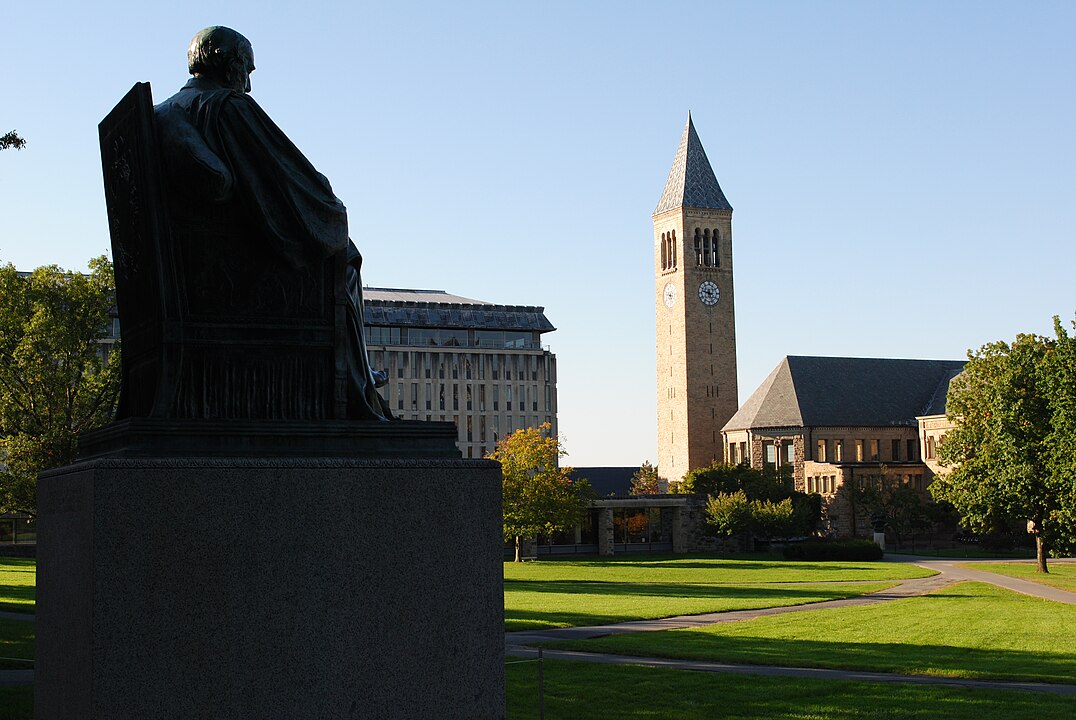Universitatea Cornell suspendă activitatea asociațiilor studențești masculine după acuzații de viol în grup
