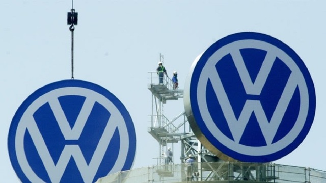 Volkswagen și Stellantis își schimbă strategiile pentru a contracara avansul mașinilor electrice chinezești